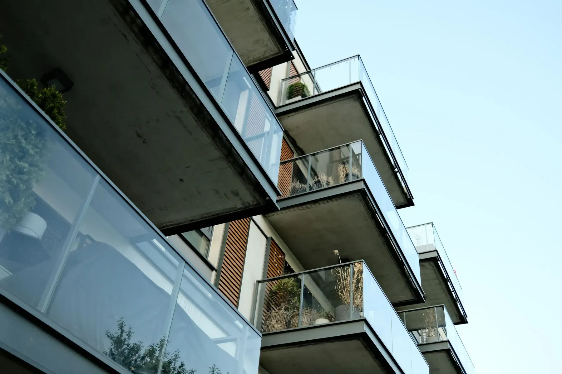 Konut binasında cam balkon korkulukları