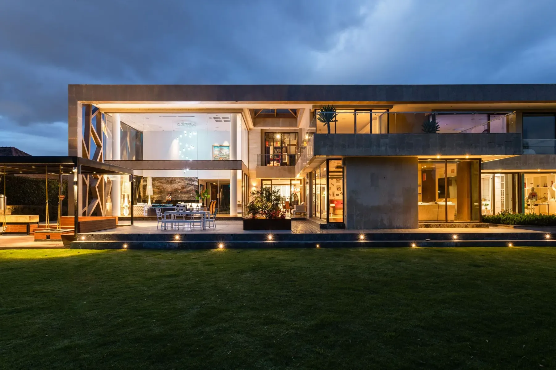 Alüminyum doğramalı modern villanın dış cephesi