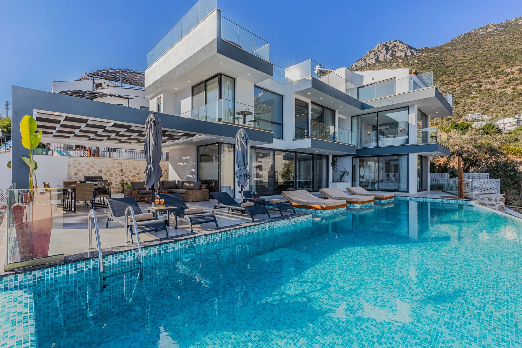Havuzlu, geniş cam cepheli modern villa